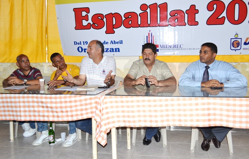 El Viceministro de Deportes Santiago Cabrera, ofrece las informaciones de los juegos Provinciales 2012. A su lado están el gobernador José Guillermo López y Willy González presidente de UDEPE, figuran además Miguel Paulino y José Cruz.